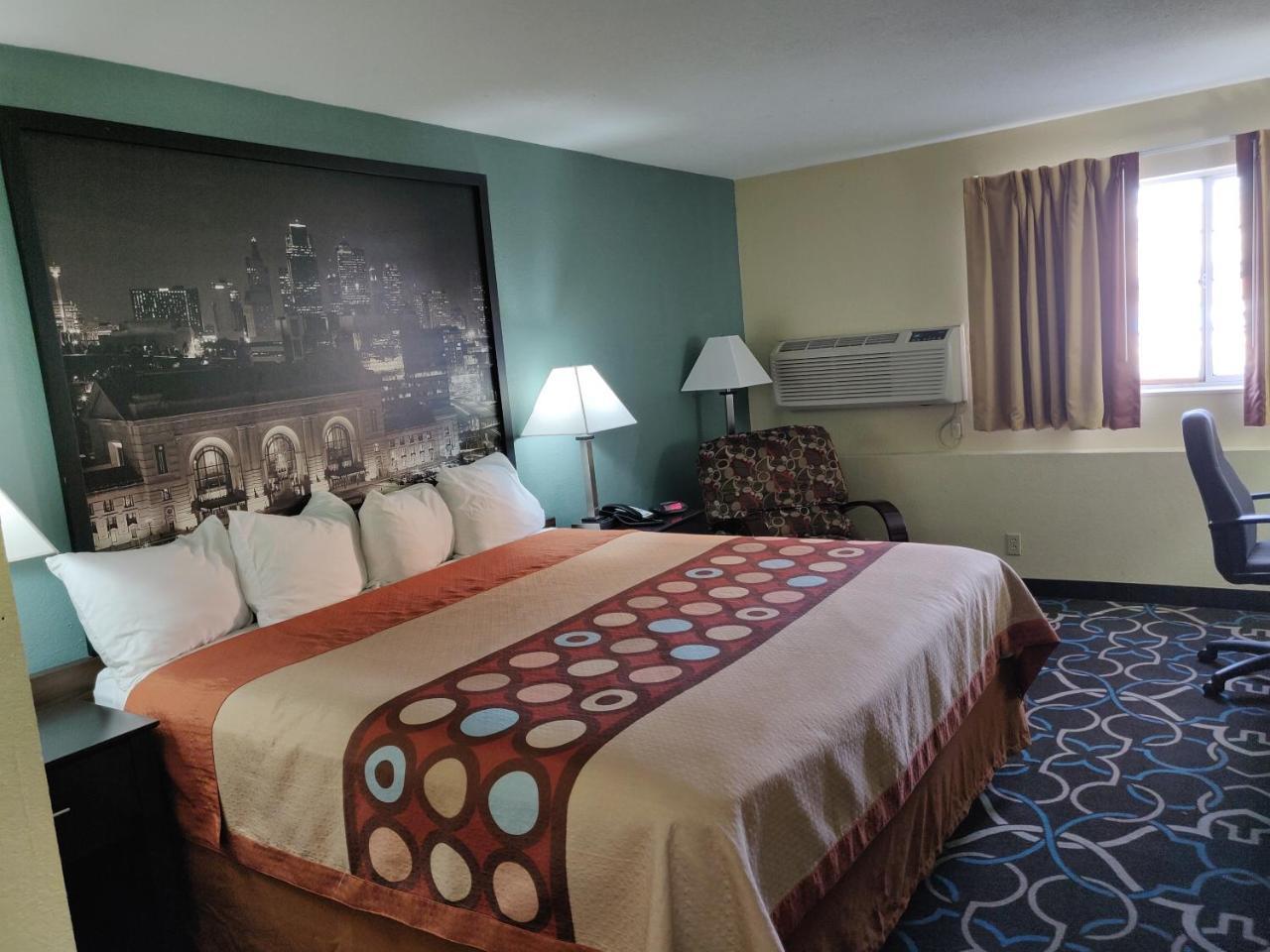 Super 8 By Wyndham Kansas Kansas City